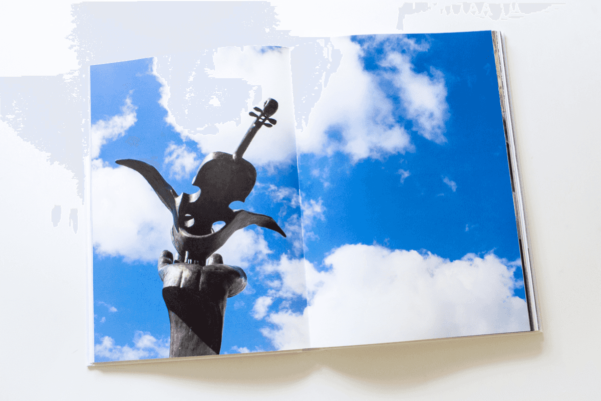 Uppslag från fotoboken De vackra i vardagen.